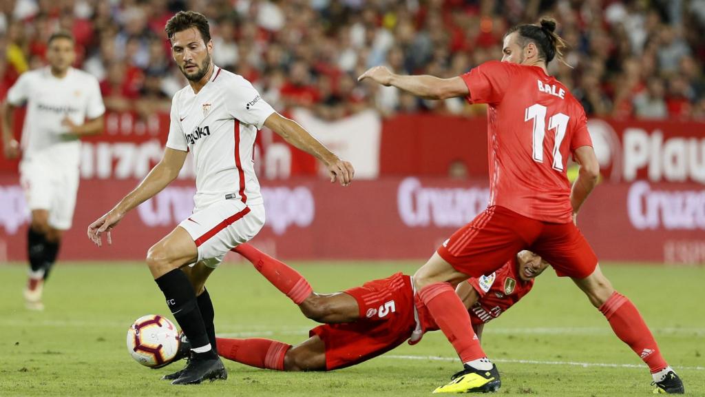 Franco Vázquez, con el balón ante el jugador galés del Real Madrid, Gareth Bale