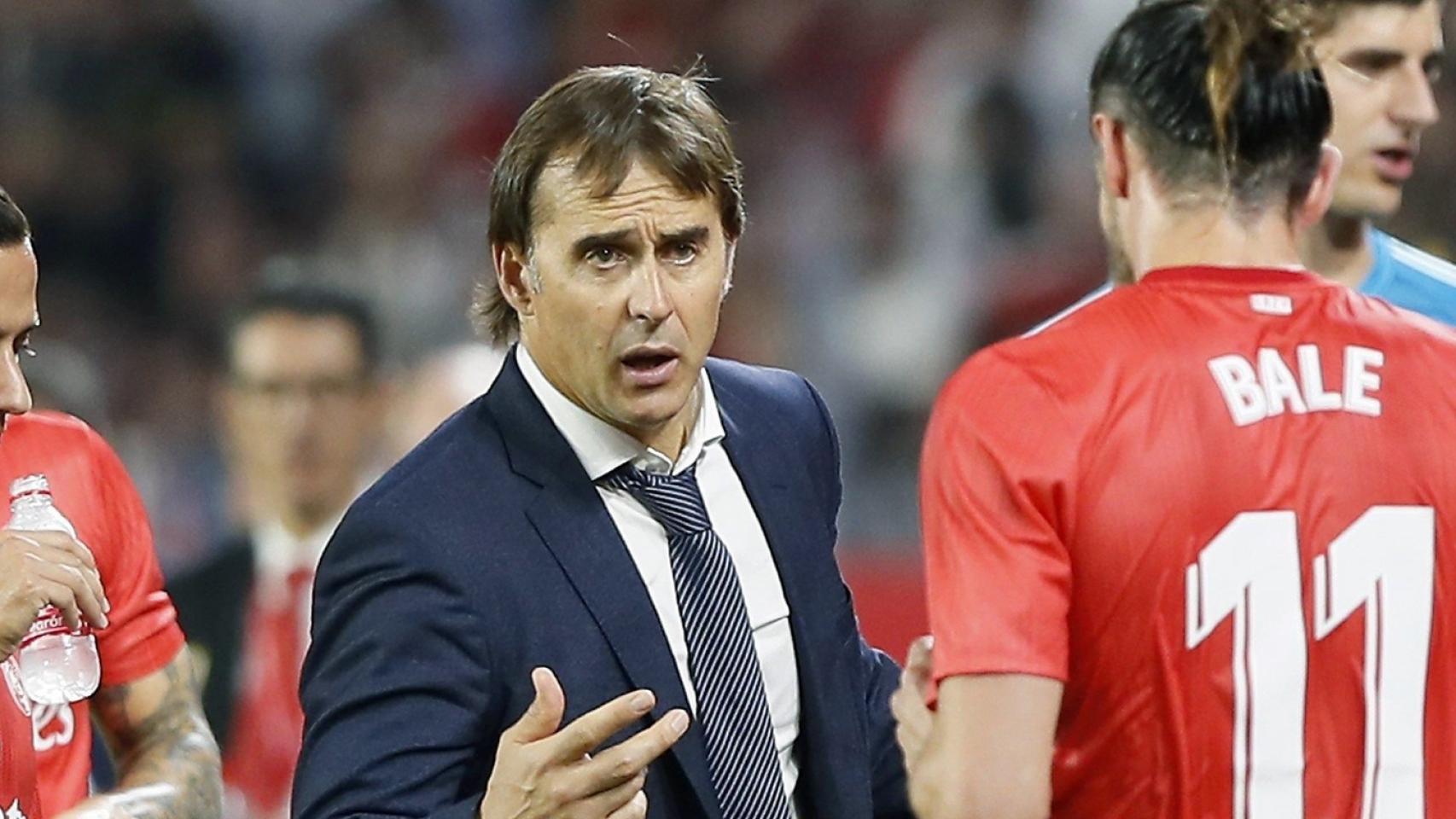 Julen Lopetegui, aprovecha el tiempo para beber para dar instrucciones a los jugadores