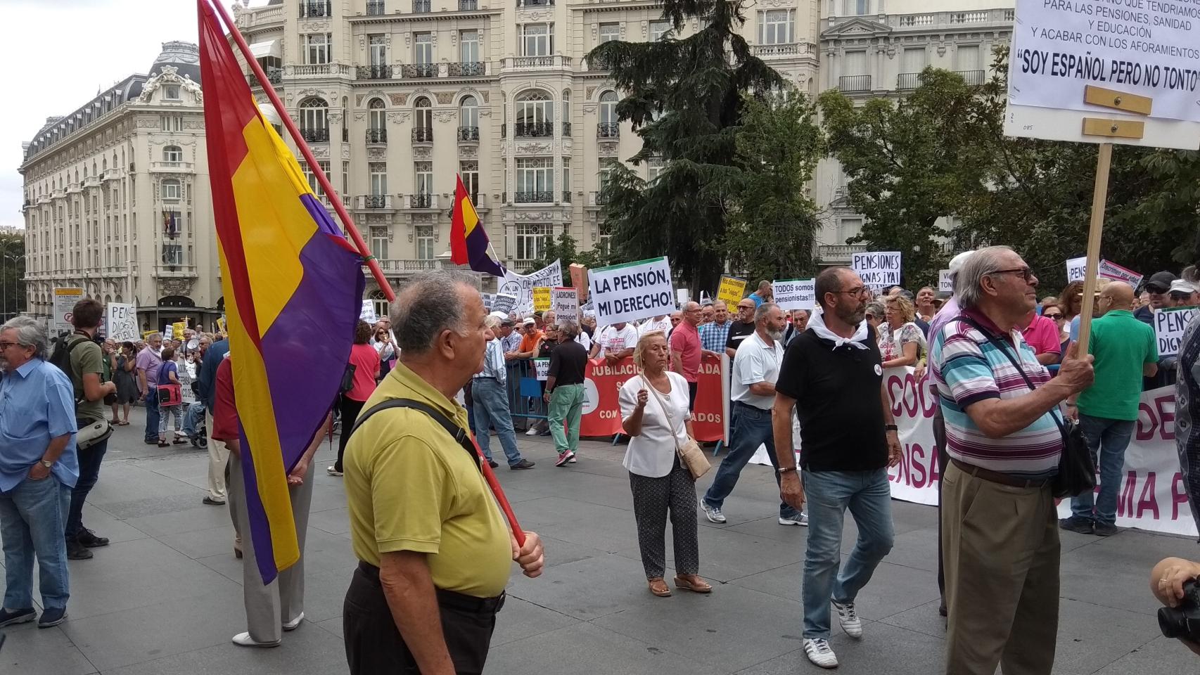 Banderas republicanas y pancartas de pensionistas cortando la Carrera de San Jerónimo durante el Pleno del Congreso.