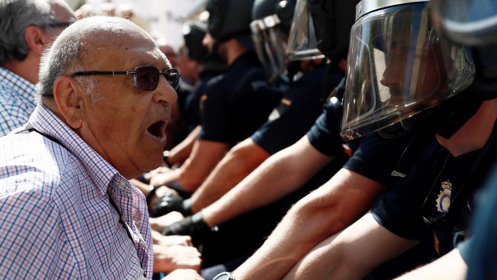 Una persona que formaba parte del grupo de pensionistas que se concentraron hoy en el Congreso.