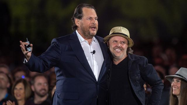 Marc Benioff, fundador de Salesforce, junto con Lars Ulrich, batería de Metallica.