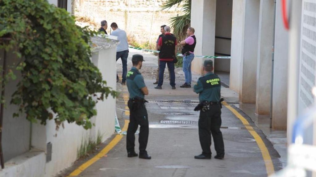 Los agentes esperan en la puerta de Manoli.