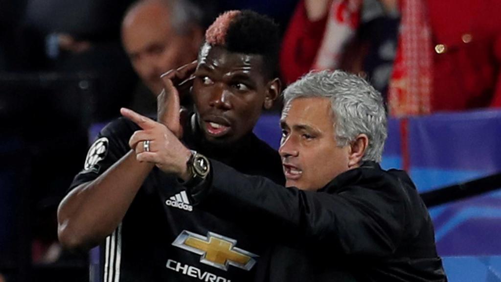 Mourinho habla con Pogba desde la banda.