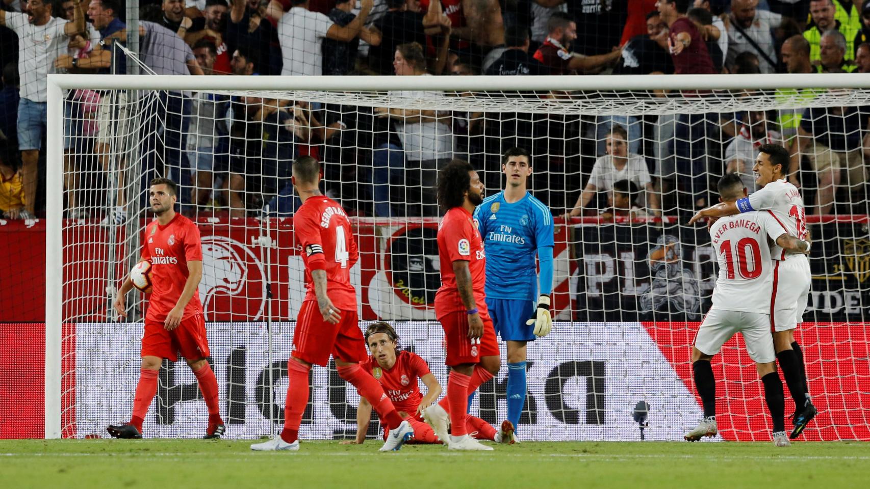 El Real Madrid, abatido tras encajar un gol del Sevilla