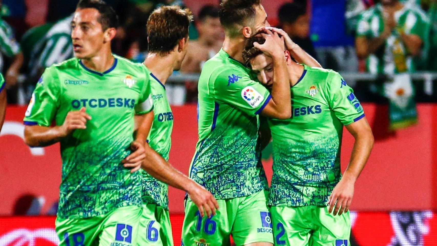 Los jugadores del Betis celebran el gol de Loren