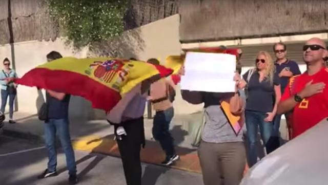 Varios de los manifestantes a las puertas del instituto El Palau.