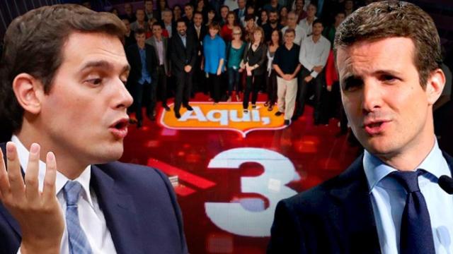 Montaje de las imágenes de Albert Rivera y Pablo Casado con TV3, objetivo de su estrategia conjunta, de fondo.