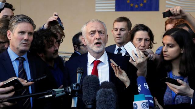 Jeremy Corbyn habla con la prensa tras reunirse con Michel Barnier