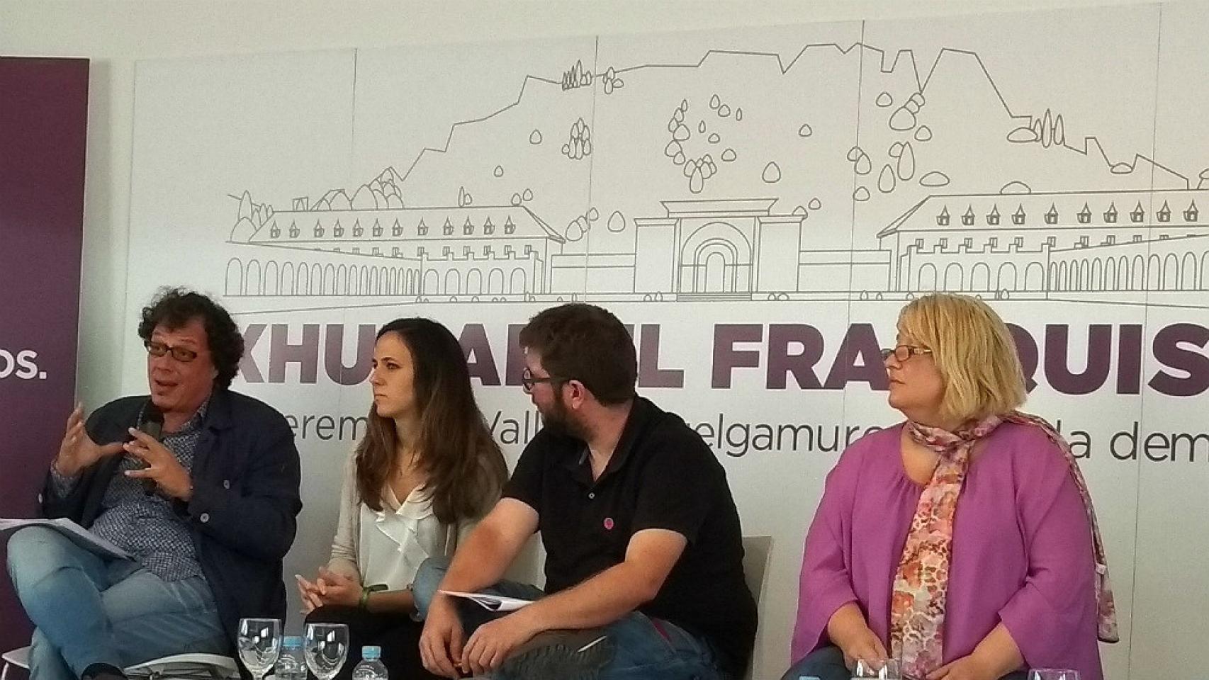Guixé, Belarra, Urbán y Torija, durante la presentación del proyecto para el Valle de los Caídos, ante un croquis sin la Cruz.