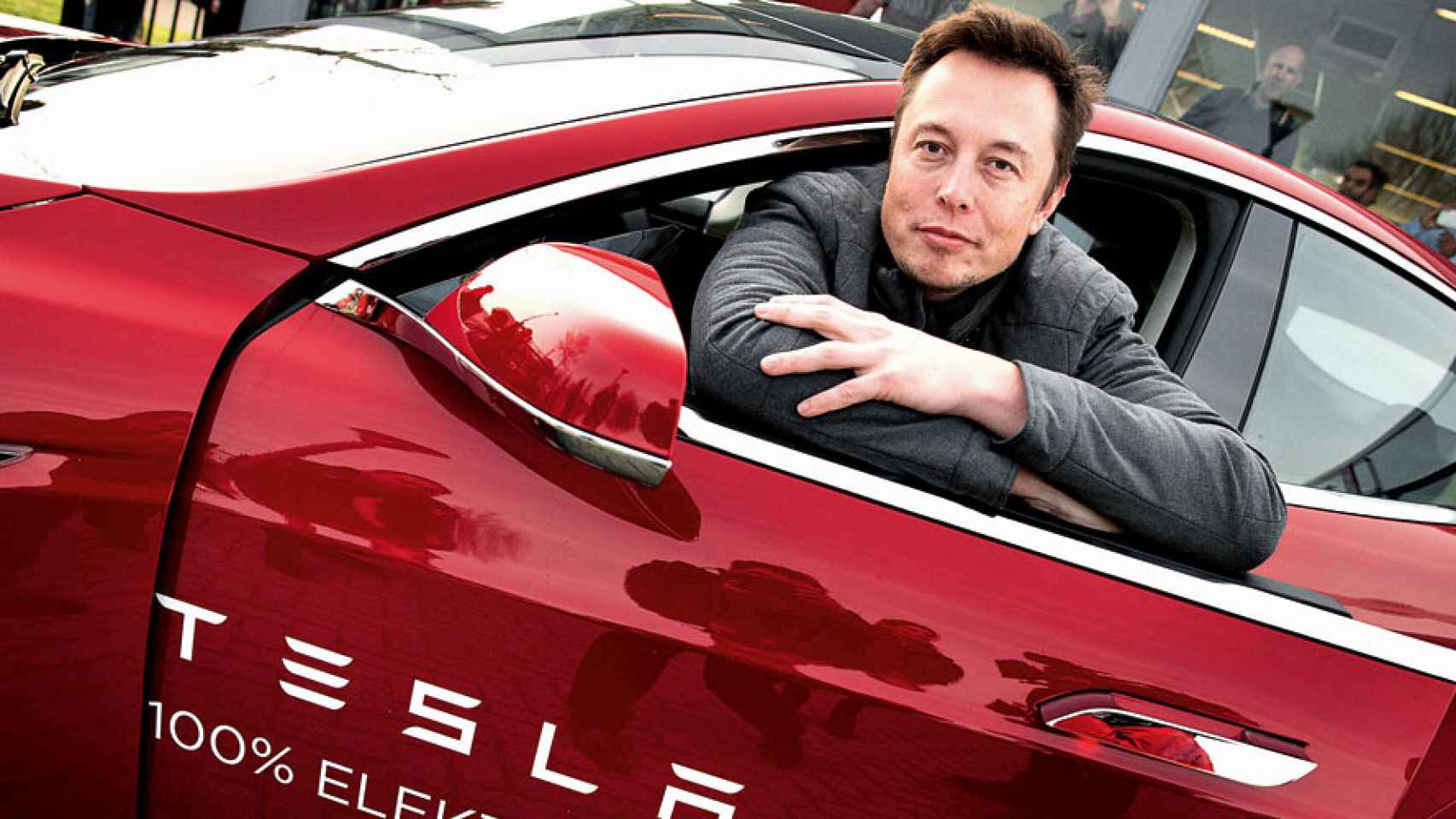 Elon Musk en un Tesla.