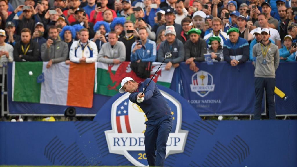 El inglés Justin Rose golpea en el primer hoyo durante la modalidad de cuatro bolas de la Ryder Cup 2018