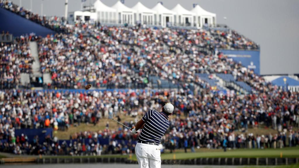 El estadounidense Patrick Reed reacciona al fallar un golpe durante la Ryder Cup 201