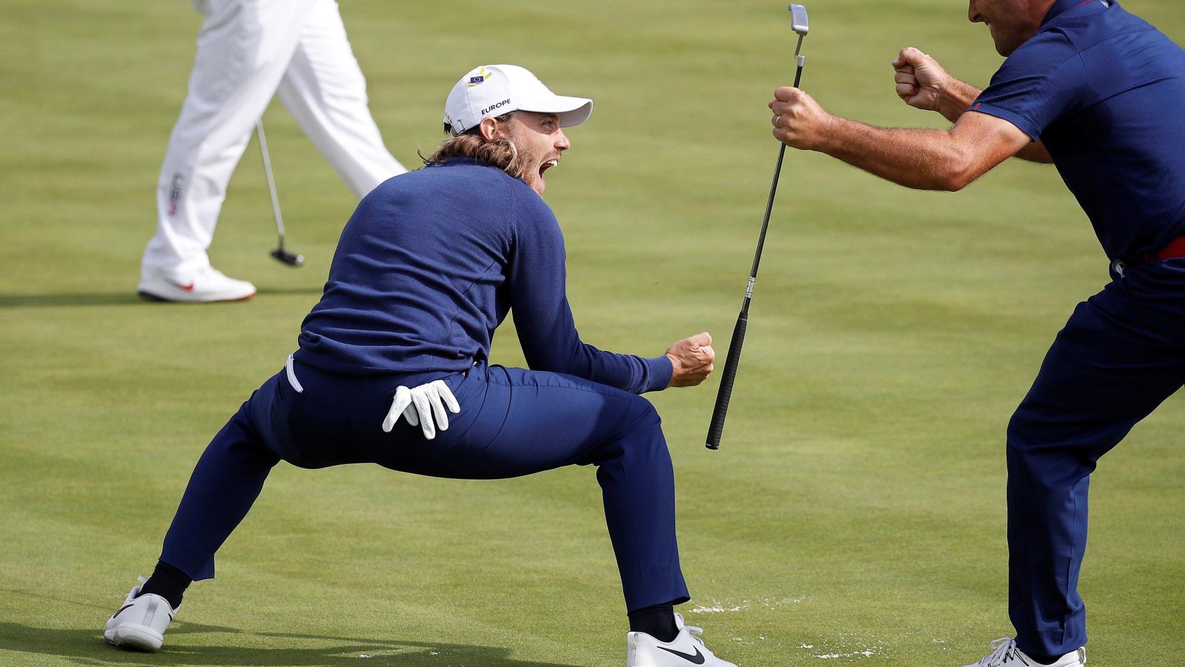 El inglés Tommy Fleetwood (i) y el italiano Francesco Molinari (d) celebran en el green 16 durante la Ryder Cup 2018