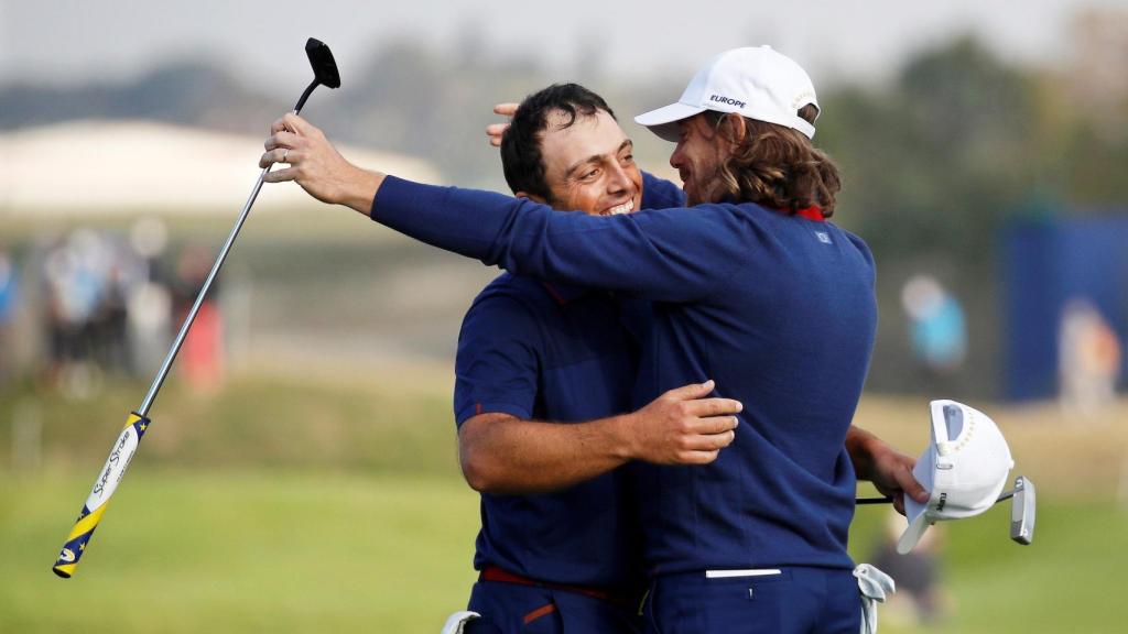 El inglés del equipo europeo Tommy Fleetwood y el italiano Francesco Molinari (izda) celebran su victoria