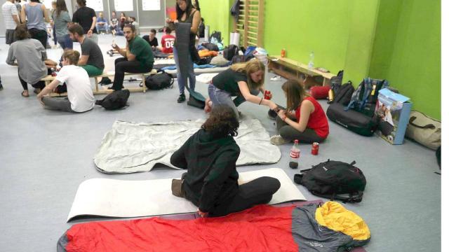 Acampada en una escuela catalana en vísperas del 1 de octubre de 2017.