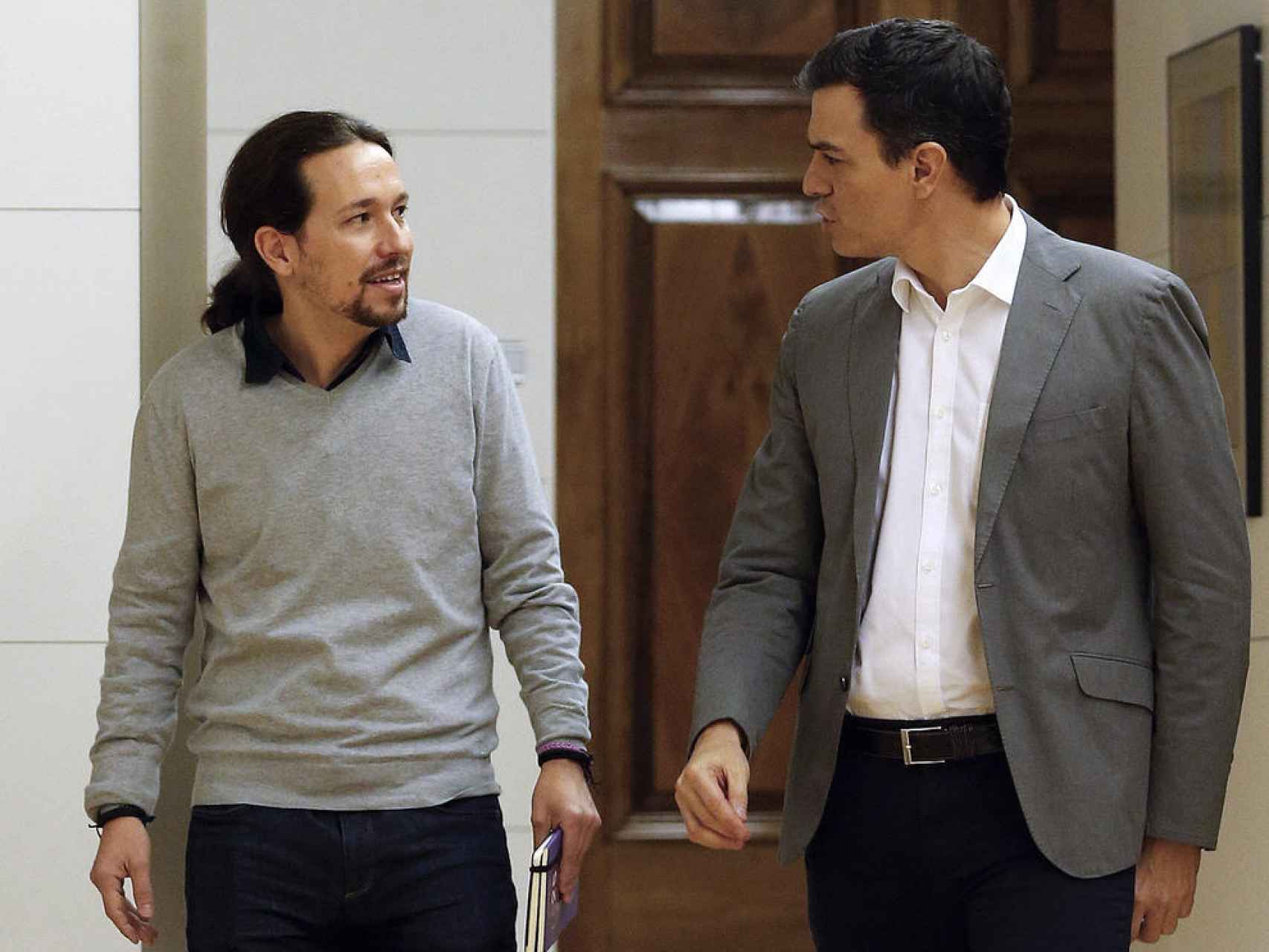 Pablo Iglesias charla con Pedro Sánchez.