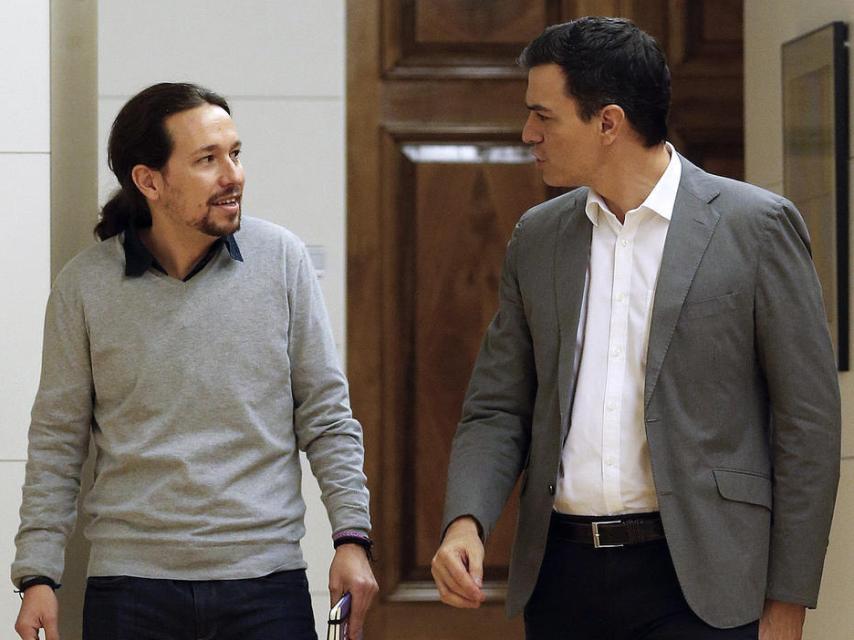 Pablo Iglesias charla con Pedro Sánchez.