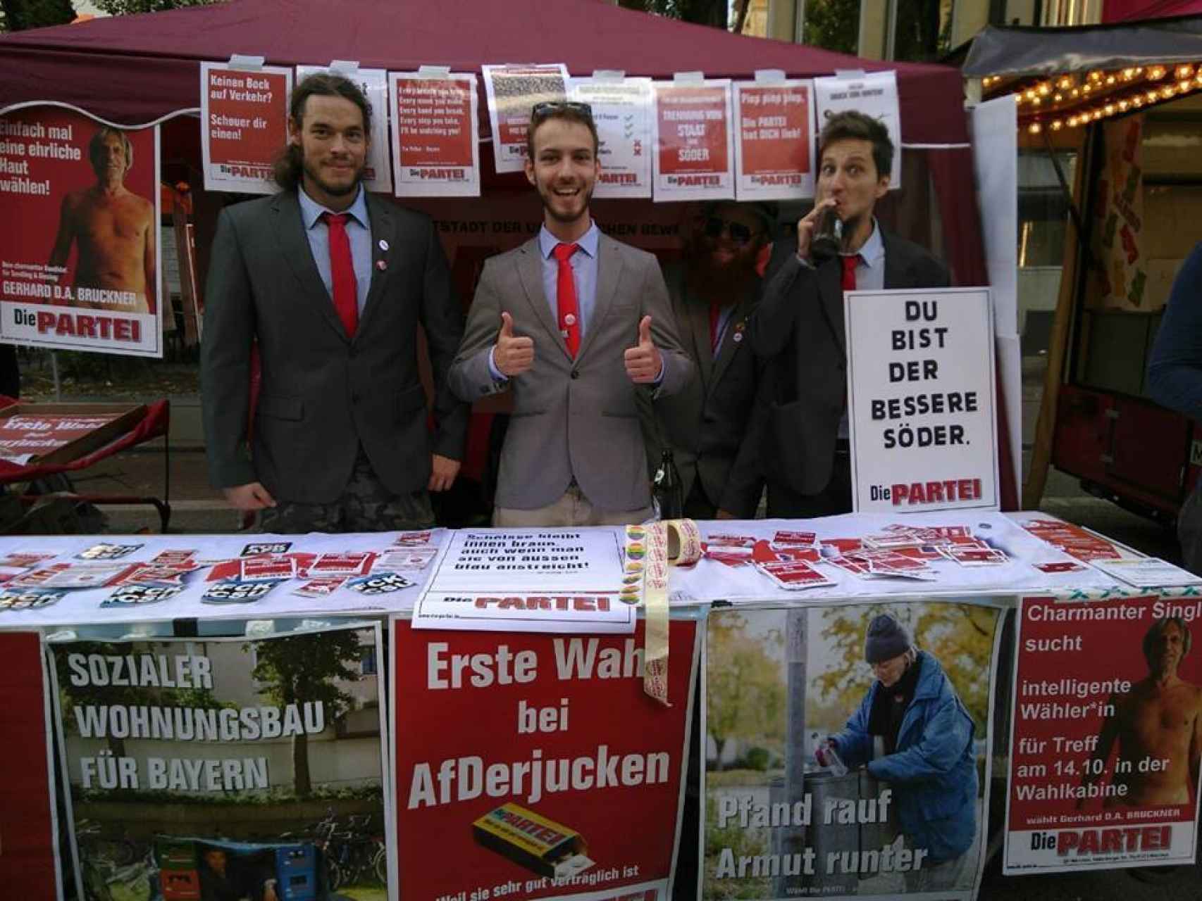 Miembros del partido Die Partie junto a algunos carteles de su campaña.