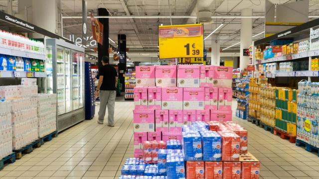 Lineales de leche en el supermercado.