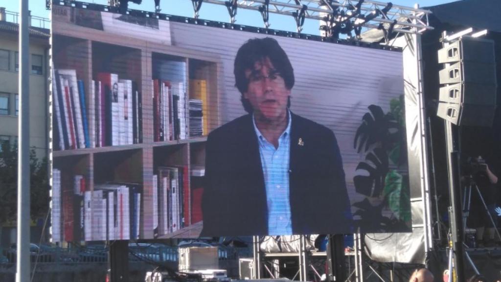 Puigdemont, en videoconferencia, en un acto en Guernika, Vizcaya.