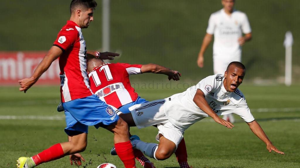 Disputa de un balón en el Castilla - Navalcarnero