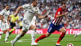 Bale disputa un balón con Godín.