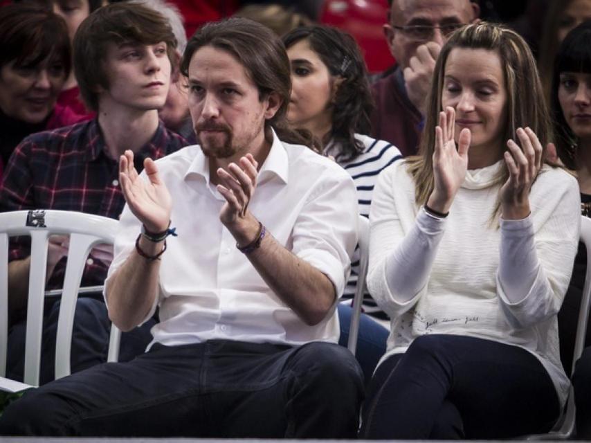 Manspreading de políticos. Aquí Pablo Iglesias. Las apariencias engañan, a veces.