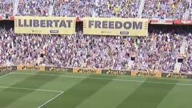 Carteles independentistas en el Camp Nou