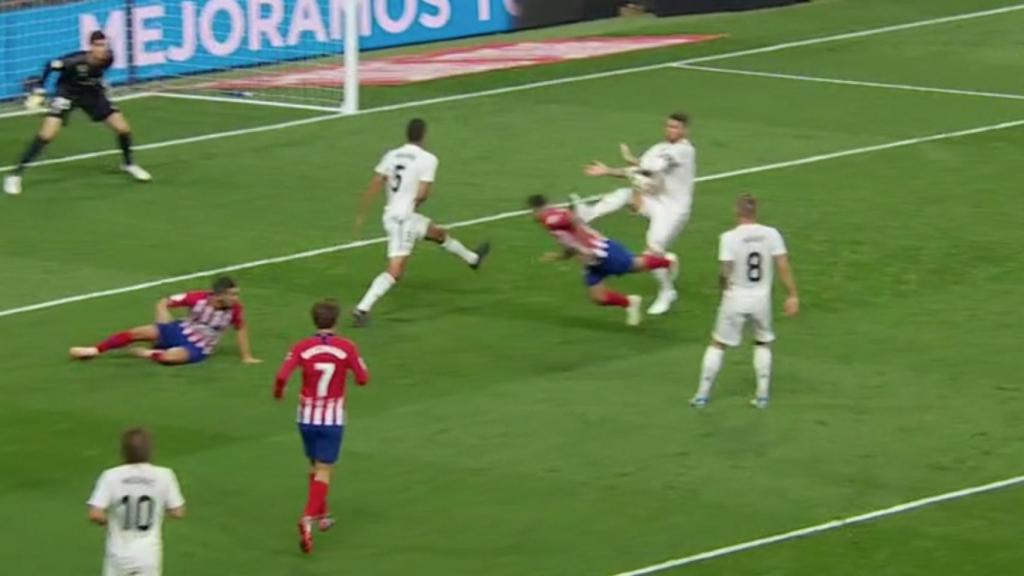 El Atlético reclamó mano de Sergio Ramos que no fue