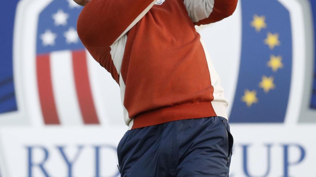 Paul Casey, del equipo europeo, inicia su primer hoyo durante la segunda jornada de la Ryder Cup 2018