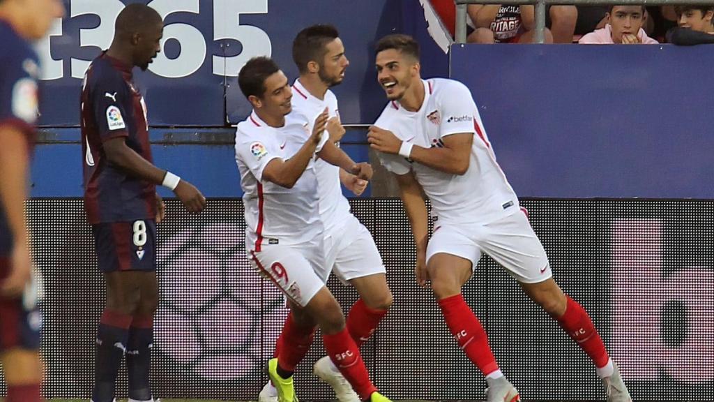 Los jugadores del Sevilla celebran el gol de André Silva ante el Eibar