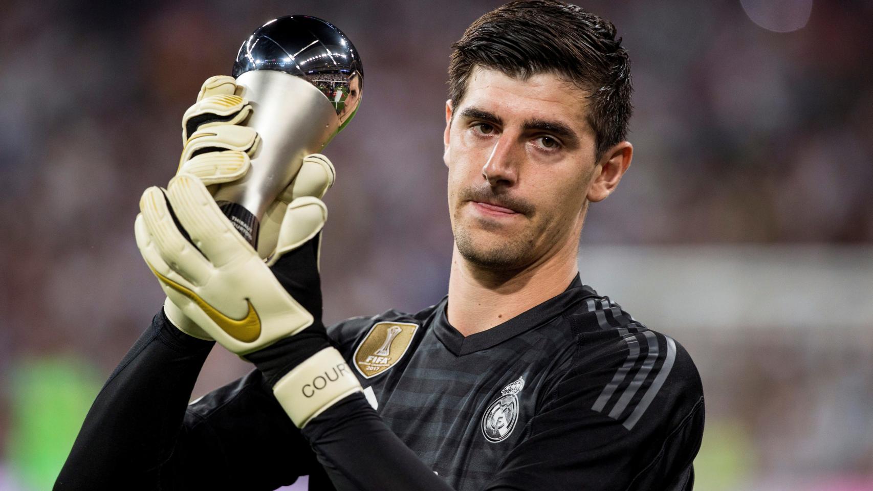 Courtois ofrece al Santiago Bernabéu su premio The Best al mejor portero