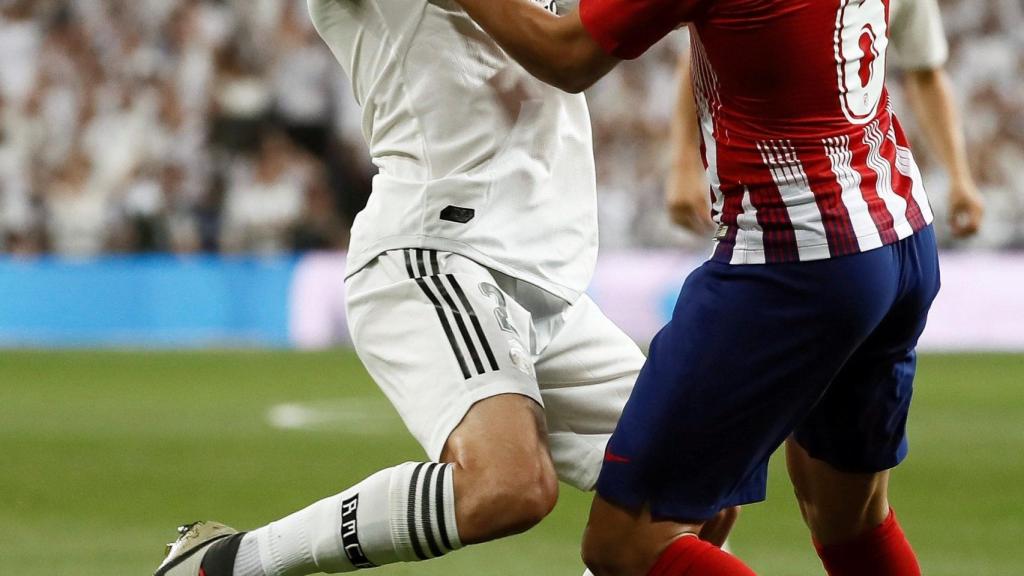 El defensa del Real Madrid, Dani Carvajal, pelea el balón ante el centrocampista del Atlético de Madrid, Koke