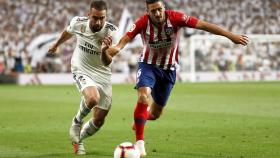 El defensa del Real Madrid, Dani Carvajal, pelea el balón ante el centrocampista del Atlético de Madrid, Koke