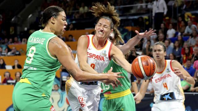 Laia Palau intenta entrar a canasta ante la oposición de Liz Cambage en el España - Australia