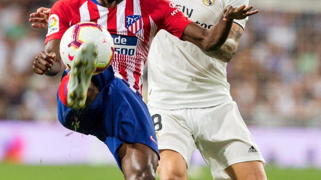 Thomas Partie intenta controlar el balón ante el jugador alemán del Real Madrid, Toni Kroos