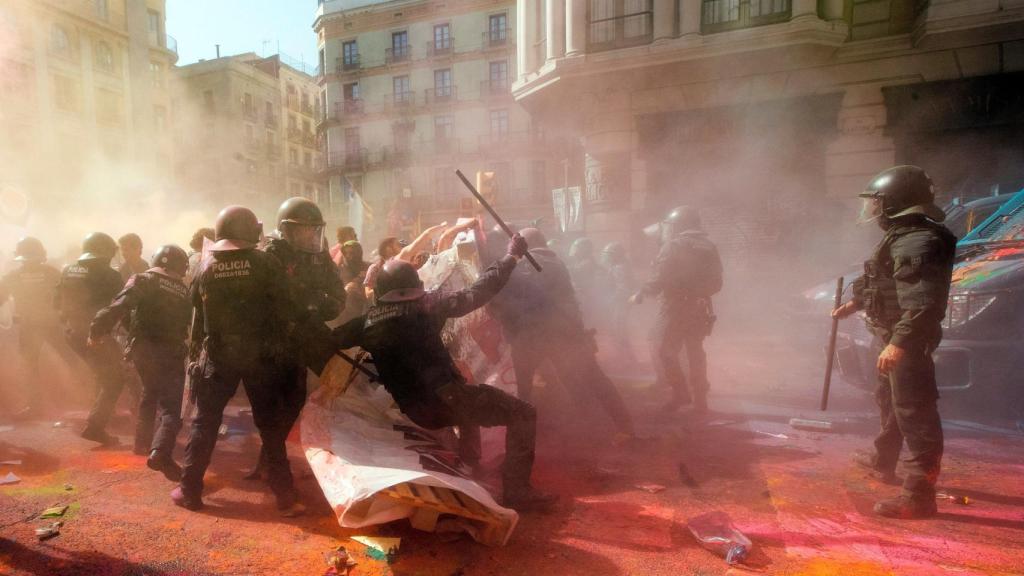 Los Mossos d'Esquadra han sido atacados con pintura por los separatistas radicales