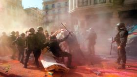 Los Mossos d'Esquadra han sido atacados con pintura por los separatistas radicales
