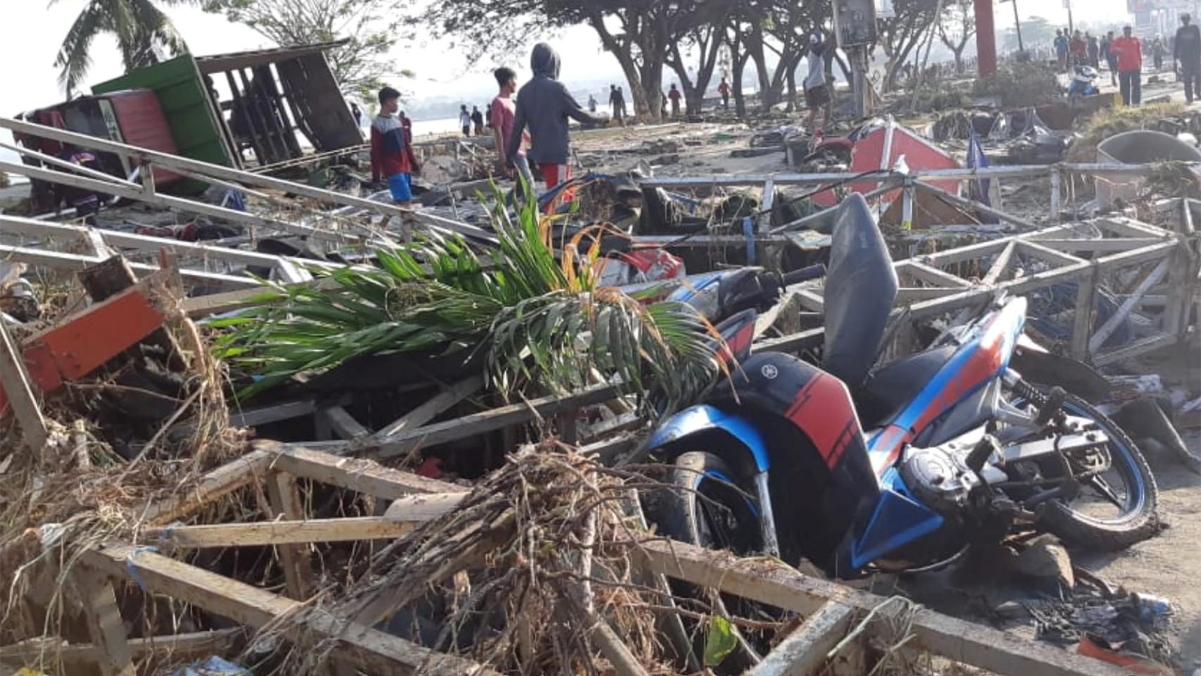 Estragos del tsunami en Indonesia