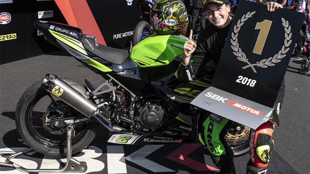 Ana Carrasco, tras ganar el título en el circuito francés de Magny-Cours.