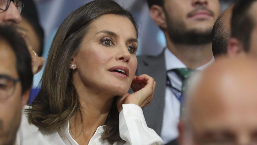 La reina Letizia, muy atenta al partido de baloncesto.