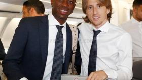 Vinicius y Modric, en el avión rumbo a Moscú