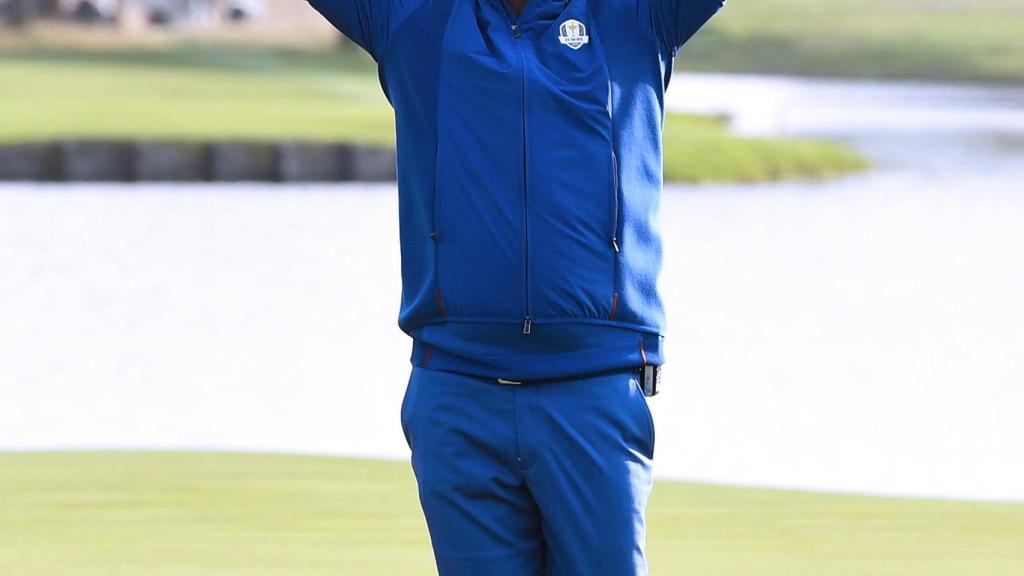 El capitán del equipo europeo de la Ryder Cup, Thomas Bjorn, celebra la victoria