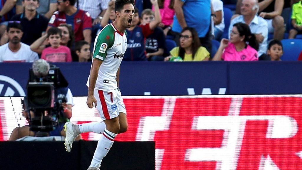 Sobrino celebrando un gol