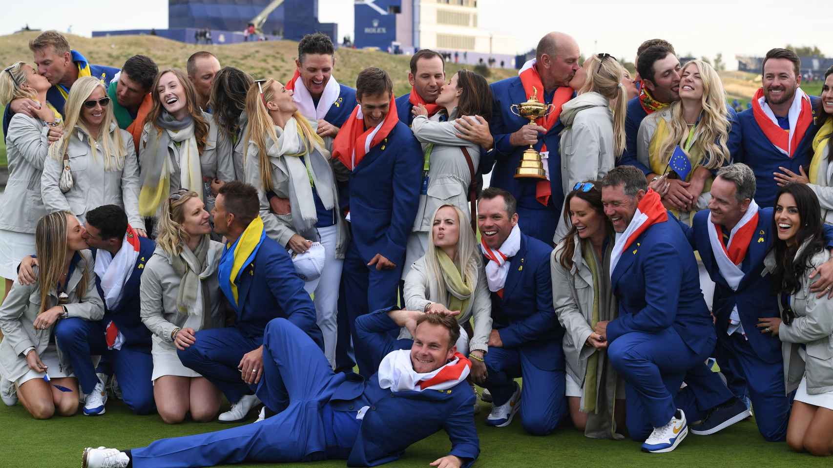 Los jugadores europeos celebran la victoria en la Ryder Cup 2018 con sus novias y esposas
