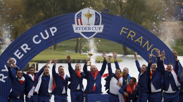 Los jugadores del equipo europeo y su capitán, Thomas Bjorn, celebran la victoria con el trofeo de la Ryder Cup