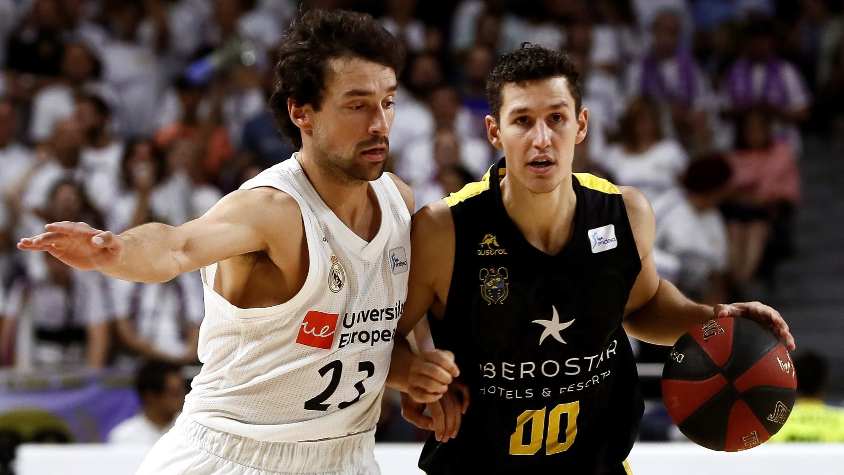 Llull defiende a San Miguel en una acción del partido