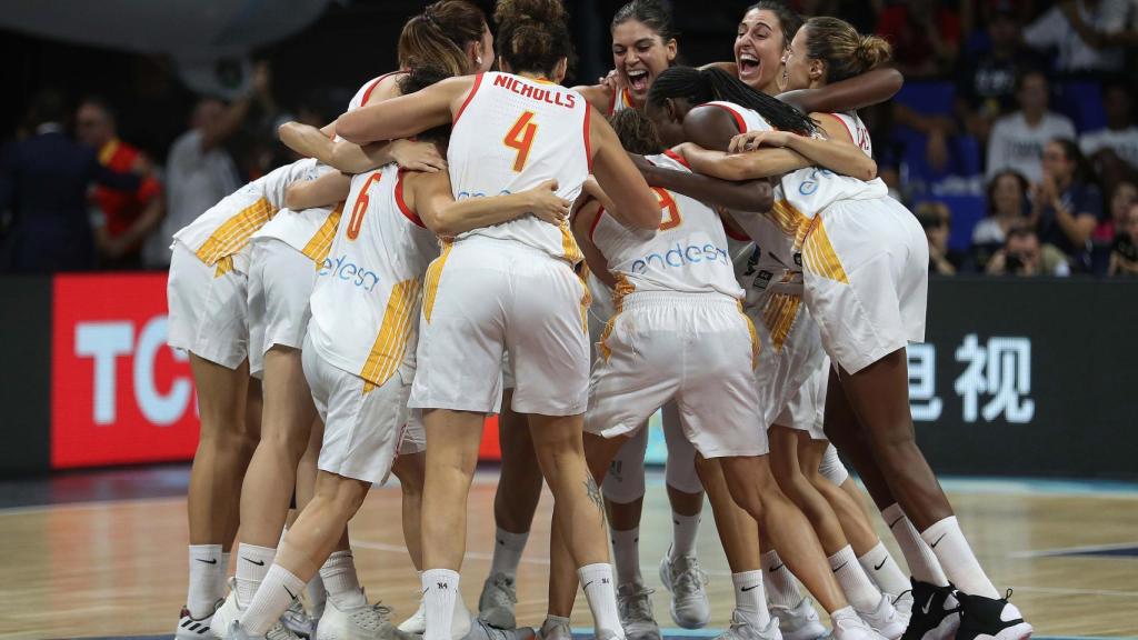 La selección española celebra el triunfo ante Bélgica