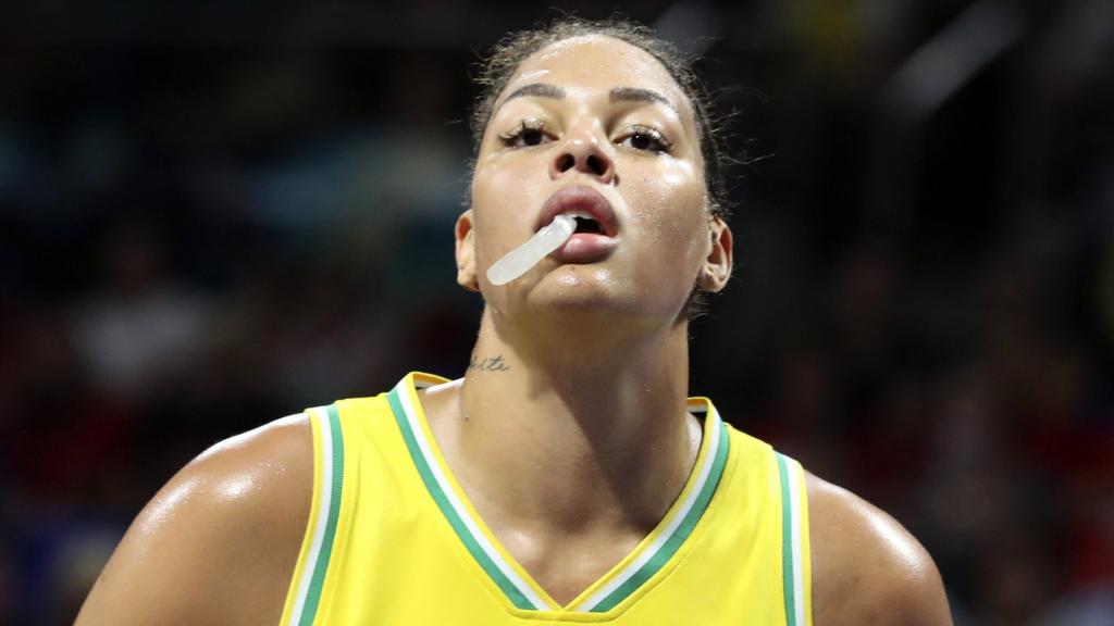 Liz Cambage, con Australia