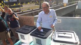 Torra vota simbólicamente, como hace un año